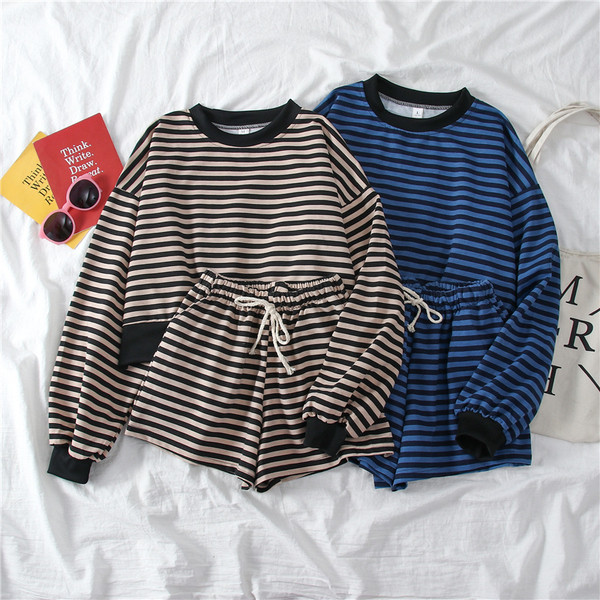 Set de damă în dungi care include o bluză cu mâneci lungi și pantaloni scurți