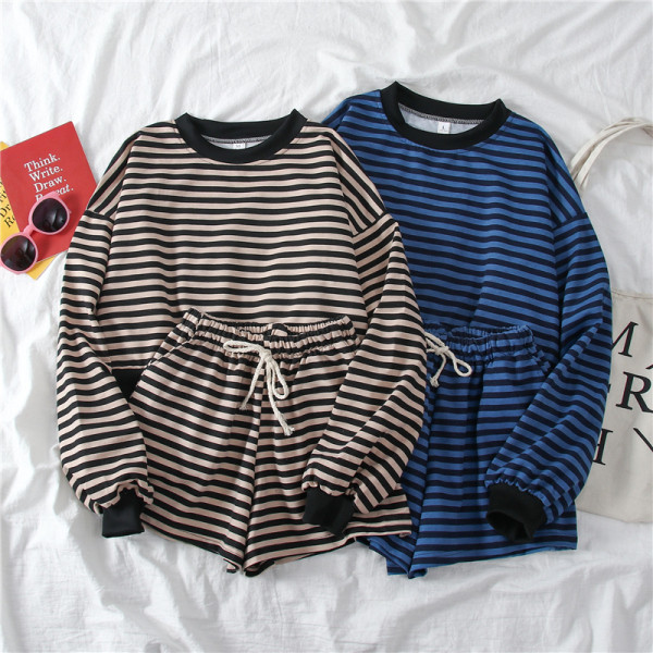 Set de damă în dungi care include o bluză cu mâneci lungi și pantaloni scurți