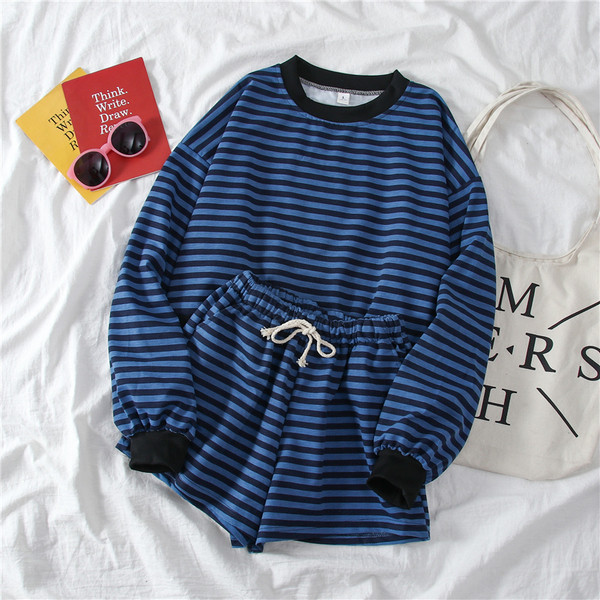 Set de damă în dungi care include o bluză cu mâneci lungi și pantaloni scurți