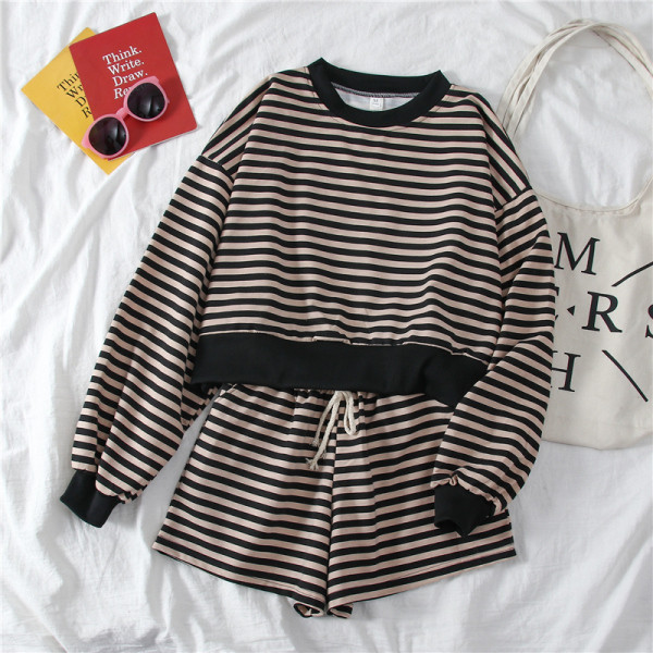 Set de damă în dungi care include o bluză cu mâneci lungi și pantaloni scurți