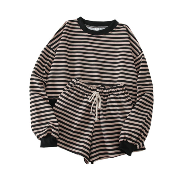 Set de damă în dungi care include o bluză cu mâneci lungi și pantaloni scurți