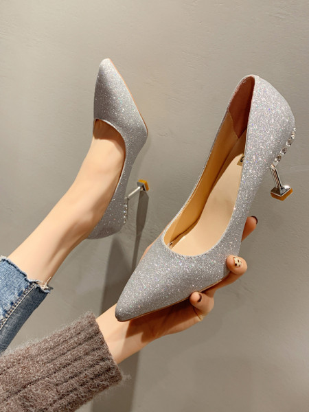 Stílusos női cipő magassarkúval és fényes részecskékkel