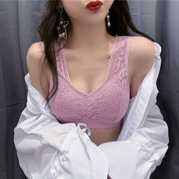 Moteriška nėriniuota krūtinė su plačiais petnešėlėmis