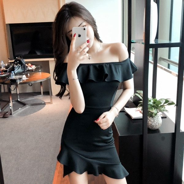 Moteriška suknelė su laivelio iškirpte ir garbanomis