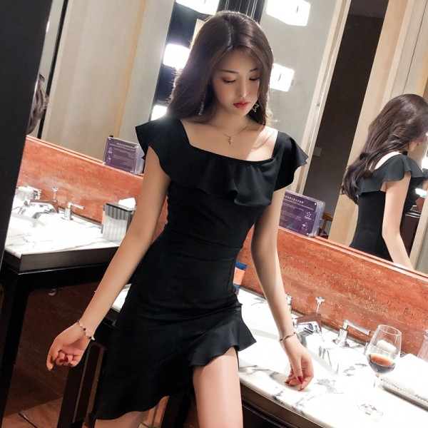 Moteriška suknelė su laivelio iškirpte ir garbanomis