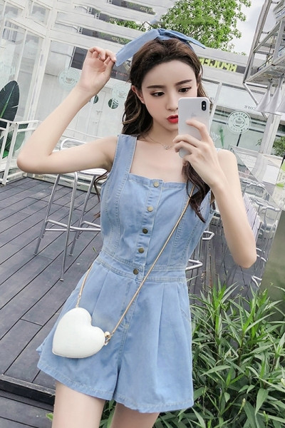 Īss džinsa kombinezons ar kvadrātveida kakla izgriezumu un pogām