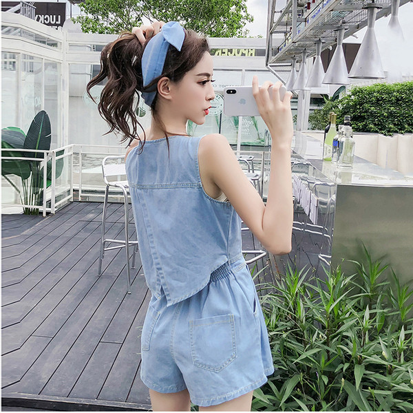 Īss džinsa kombinezons ar kvadrātveida kakla izgriezumu un pogām