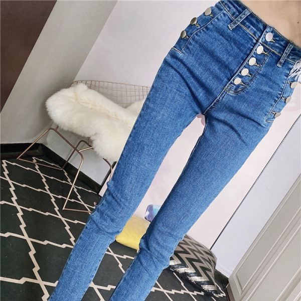 Naiste liibuvad nööpidega teksad