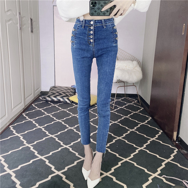 Naiste liibuvad nööpidega teksad