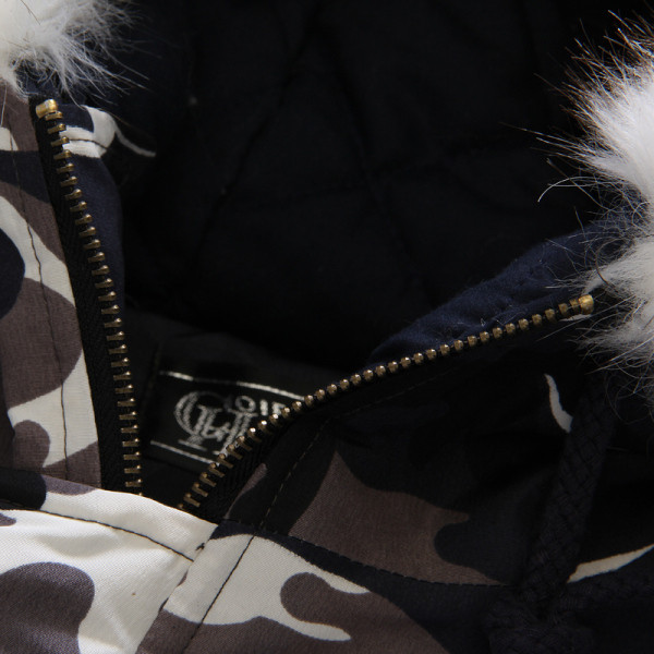 Moodne meeste kamuflaažjope kapuutsiga ja suleosaga