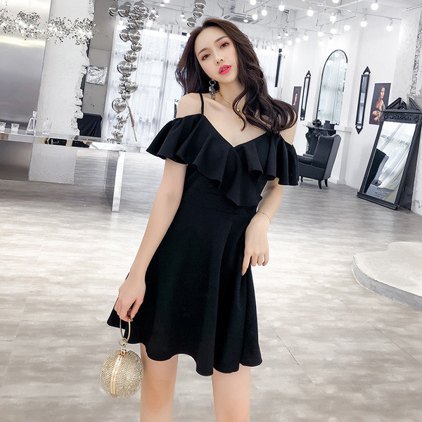 Rochie de dama model decupata cu umerii goi si bretele subtiri