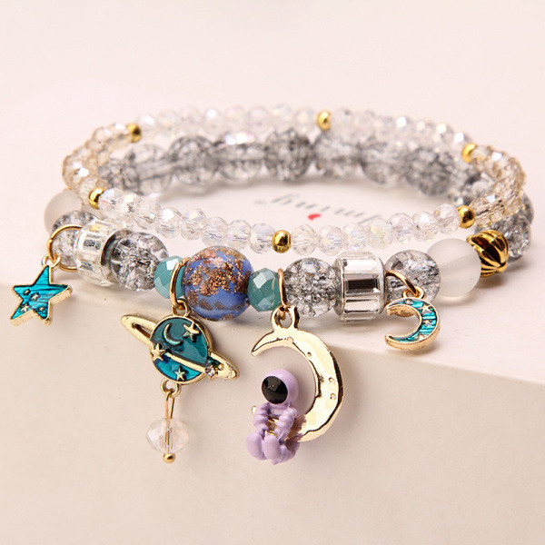 Moodne naiste käevõru värviliste helmeste ja metallist ripatsidega