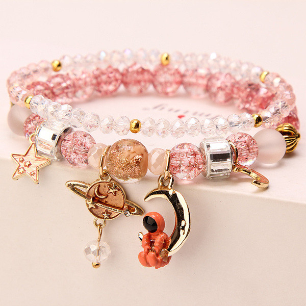 Moodne naiste käevõru värviliste helmeste ja metallist ripatsidega