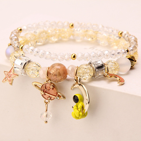 Moodne naiste käevõru värviliste helmeste ja metallist ripatsidega