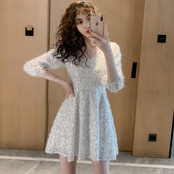 Stílusos női ruha flitterekkel és hosszú ujjal