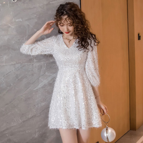 Stílusos női ruha flitterekkel és hosszú ujjal