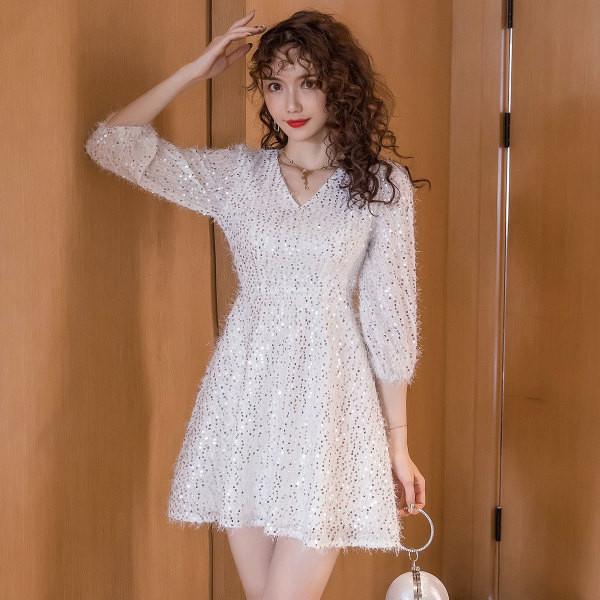 Stílusos női ruha flitterekkel és hosszú ujjal