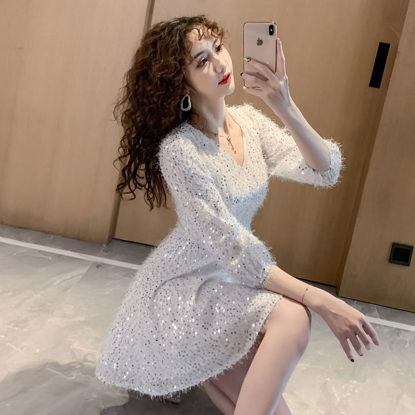 Stílusos női ruha flitterekkel és hosszú ujjal