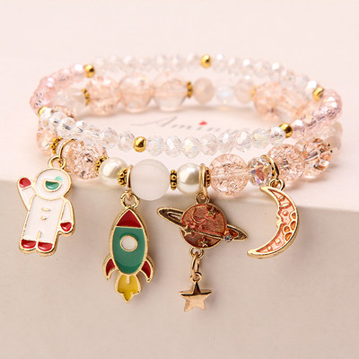 Moodne naiste käevõru metallist ripatsidega