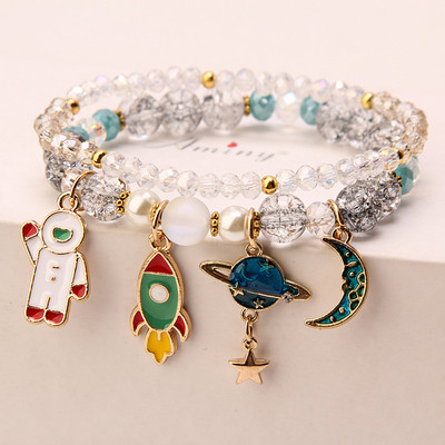 Moodne naiste käevõru metallist ripatsidega