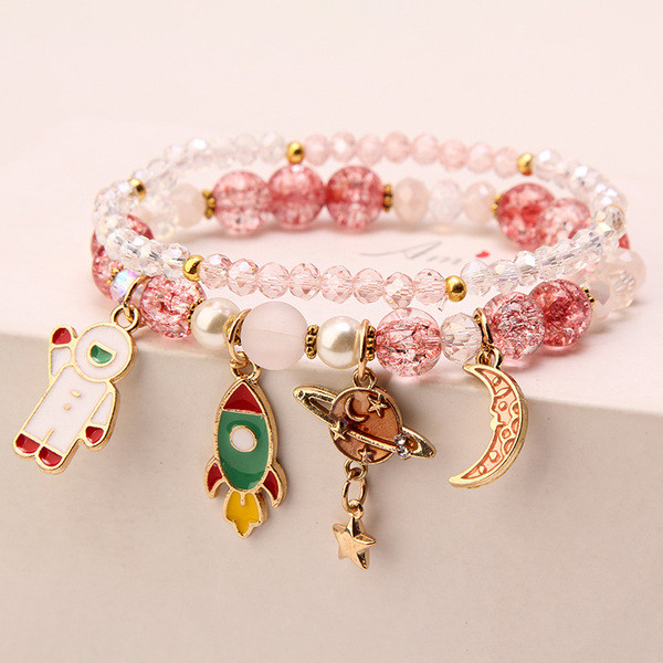 Moodne naiste käevõru metallist ripatsidega