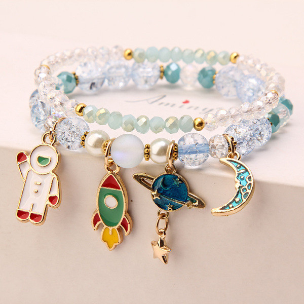 Moodne naiste käevõru metallist ripatsidega