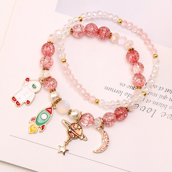 Moodne naiste käevõru metallist ripatsidega