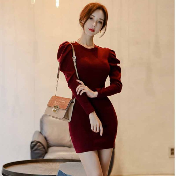 Rochie scurtă de damă elegantă, cu decolteu rotund