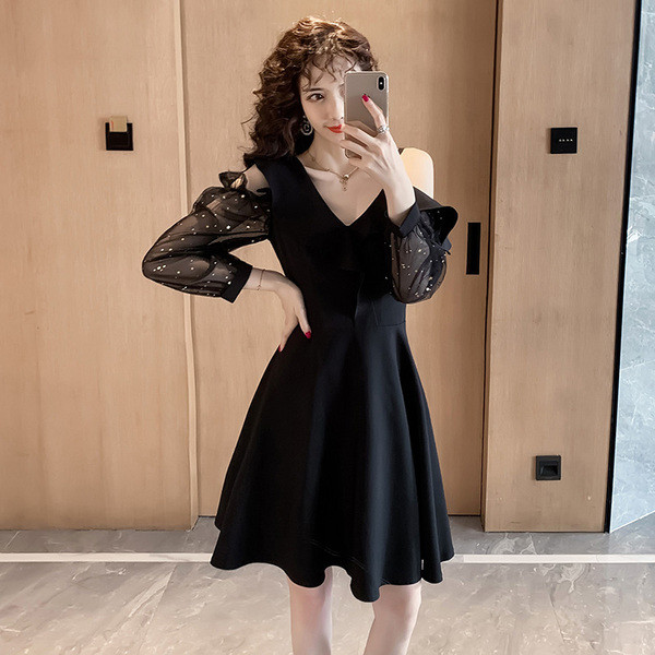 Moderni moteriška suknelė špicine iškirpte, apnuogintais pečiais ir sandariomis rankovėmis