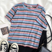 Laisva moteriška dryžuota palaidinė trumpomis rankovėmis ir ovalia iškirpte