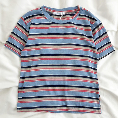 Laisva moteriška dryžuota palaidinė trumpomis rankovėmis ir ovalia iškirpte