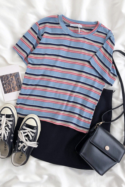 Laisva moteriška dryžuota palaidinė trumpomis rankovėmis ir ovalia iškirpte