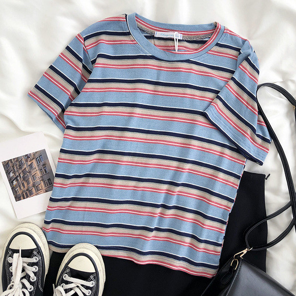 Laisva moteriška dryžuota palaidinė trumpomis rankovėmis ir ovalia iškirpte