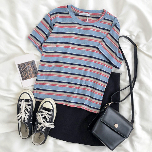 Laisva moteriška dryžuota palaidinė trumpomis rankovėmis ir ovalia iškirpte