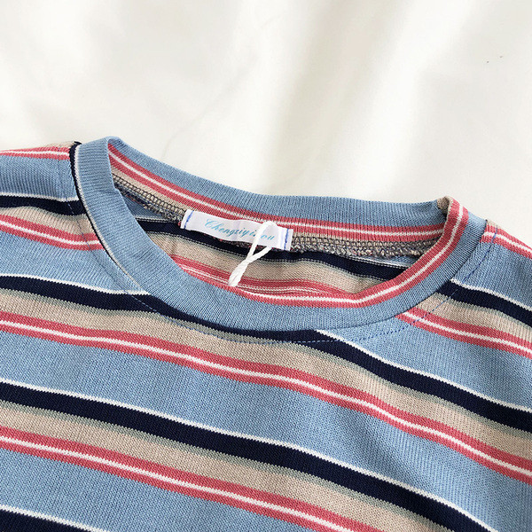 Laisva moteriška dryžuota palaidinė trumpomis rankovėmis ir ovalia iškirpte