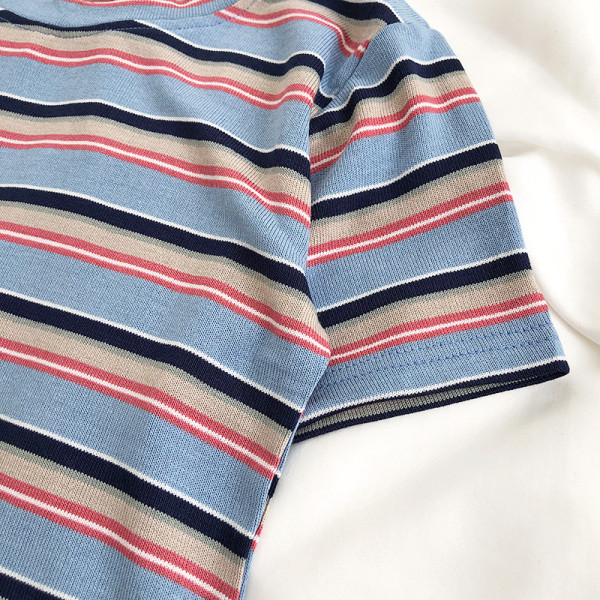 Laisva moteriška dryžuota palaidinė trumpomis rankovėmis ir ovalia iškirpte