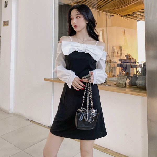 Naujo modelio moteriškas sijonas apnuogintais pečiais ir kaspinu