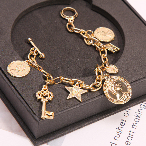 Нов модел златиста дамска гривна с различни висулки