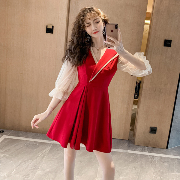 Modern női ruha spitz nyakkivágással és 3/4-es ujjakkal - kivágott modell