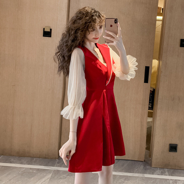 Modern női ruha spitz nyakkivágással és 3/4-es ujjakkal - kivágott modell