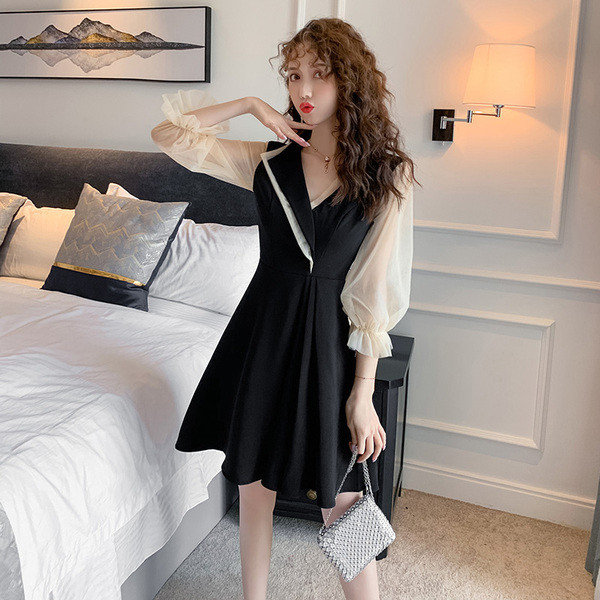 Modern női ruha spitz nyakkivágással és 3/4-es ujjakkal - kivágott modell