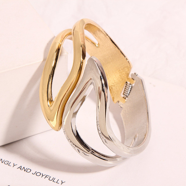 Dvobojna ženska metalna narukvica