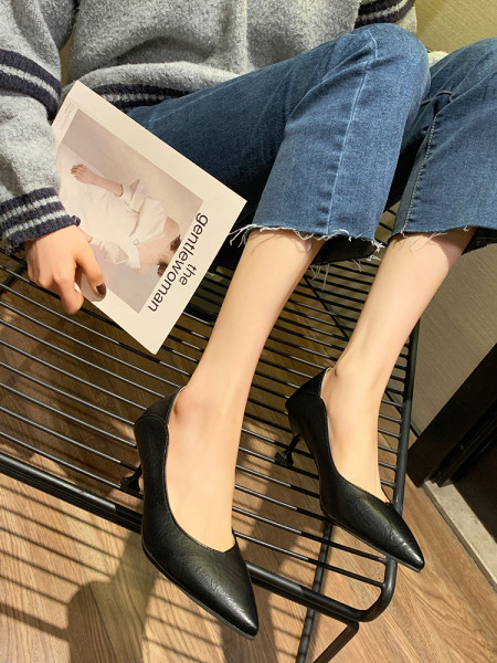 Pantofi de dama din piele cu toc subtire - model ascutit