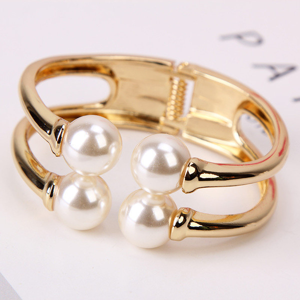 Stílusos női fém karkötő fehér gyöngyökkel