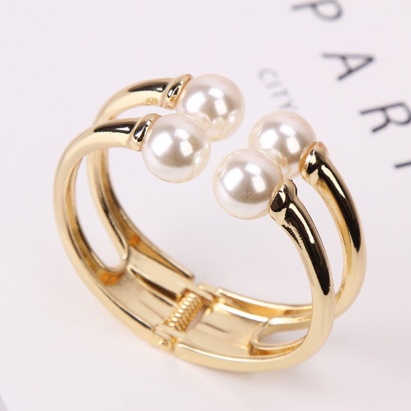 Stílusos női fém karkötő fehér gyöngyökkel