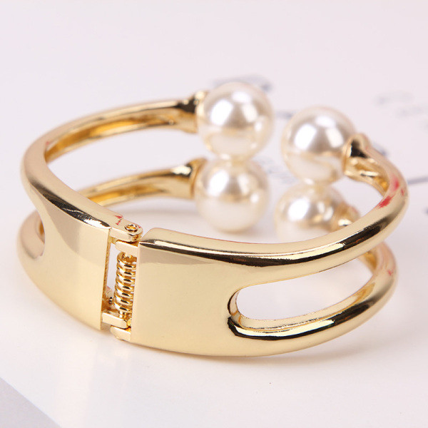 Stílusos női fém karkötő fehér gyöngyökkel