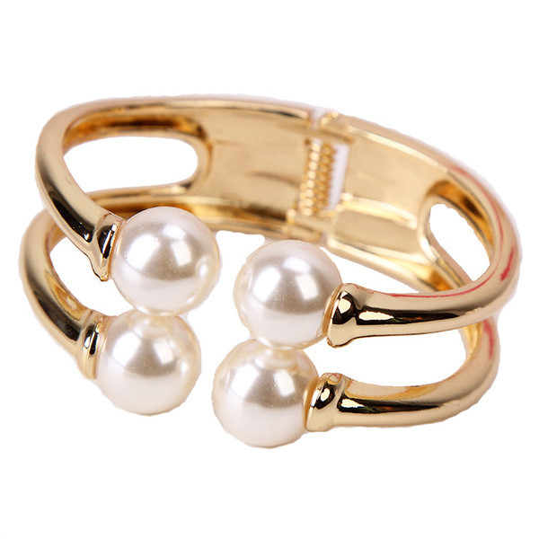 Stílusos női fém karkötő fehér gyöngyökkel