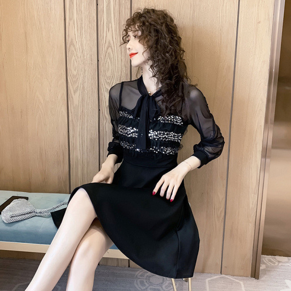 Ženska crna haljina sa šljokicama i dugim rukavima