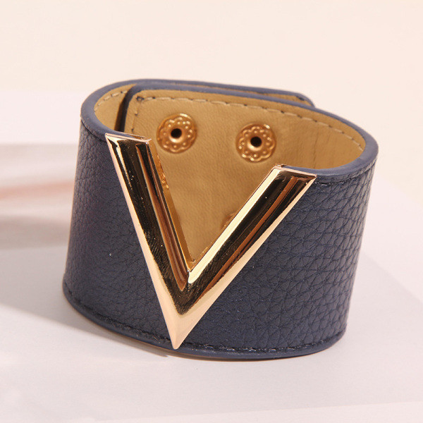 Moderna kožna ženska narukvica sa metalnim ukrasom