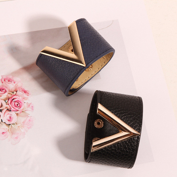 Moderna kožna ženska narukvica sa metalnim ukrasom